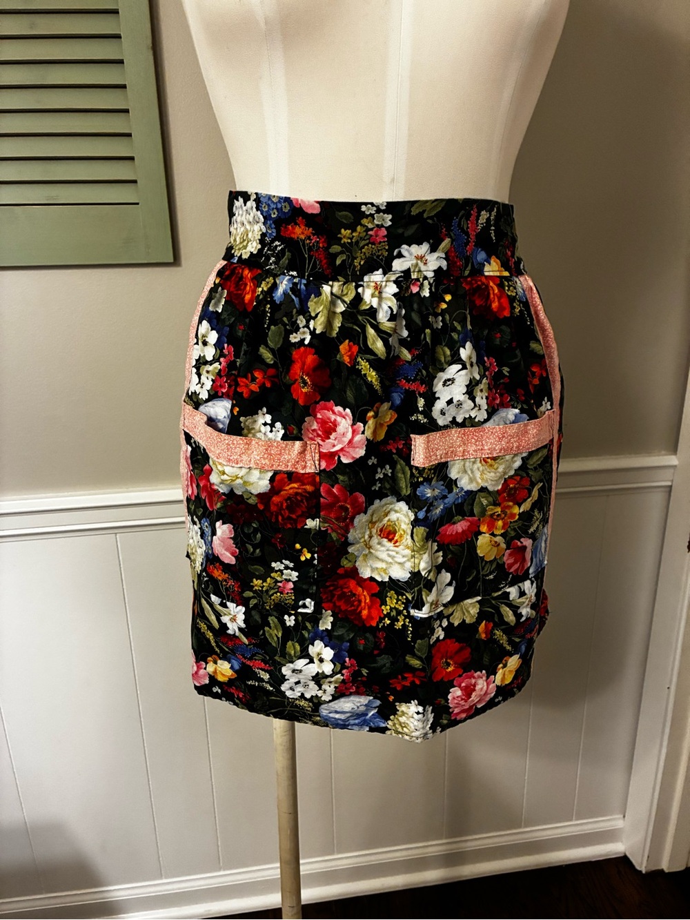 Vintage Handmade Floral Short Apron With Chore Pockets
